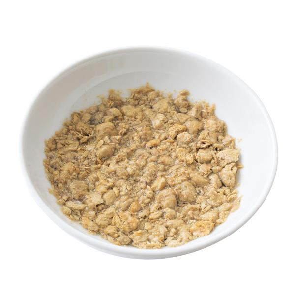 フィーラインナチュラル　フリーズドライ　チキン 水で15分戻した状態。／ふやかすと出来立てのウェットフードに。水分補給にも役立ちます。