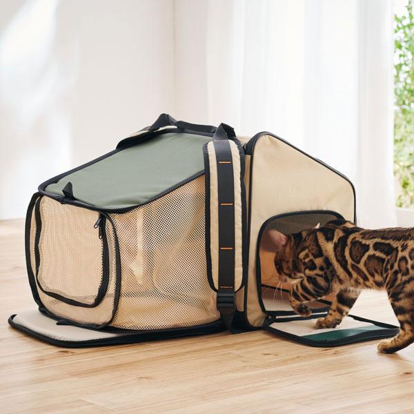 折り畳み式ハウス型トラベルリュック 側面片側のポケットはフルオープン。ケージ使い時に出入りできます。