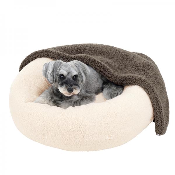 ふんわりブランケット付ベッド M・チャコール×アイボリー モデル体重：6.1kg／ボタンを外してブランケットを足元に移動できます。