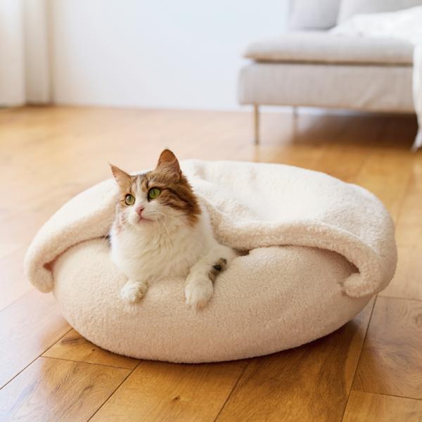 ふんわりブランケット付ベッド S・アイボリー モデル体重：4.8kg