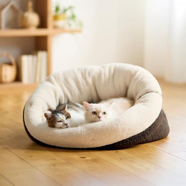ふんわりカドルベッド S・チャコール×アイボリー モデル体重：(左)4.1kg、(右)4.1kg