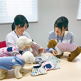 動きやすさと着せやすさを考え抜いた縫製パターン&ストレッチ生地